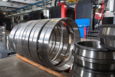 Fabrikada bilye üretimi. Ürünlerin krom yüzeyi. Endüstriyel konu. Rulman üretimi. Fabrikanın bölgesindeki fotoğraflar.