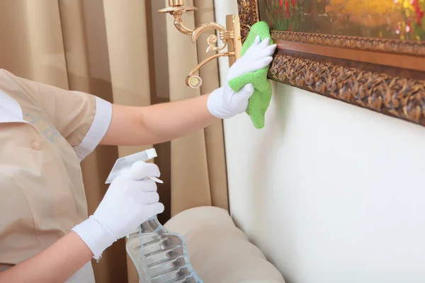 Propreté Dans Chambre Hôtel Une Femme Chambre Époussette Une Peinture — Photo