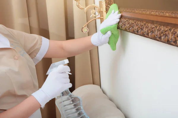 Maid Dusts Unrecognizable Painting Photo Face Only Hands Copy Space — Stock Photo, Image