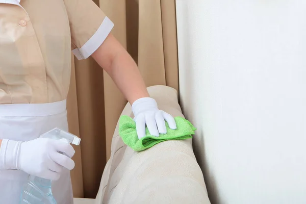 Mucama Uniforme Para Limpiar Sofá Piel Ante Rocía Mano Foto — Foto de Stock