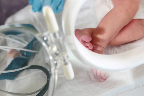 Yoğun bakımda yeni doğmuş bir çocuğun bacakları. Tanımlanamayan fotoğraf. Hayat kurtarma kavramı. Odadaki fotoğraf..
