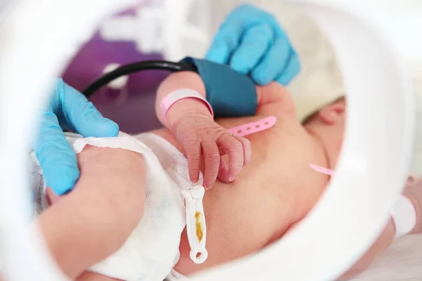 Χειρίσου Ένα Νεογέννητο Μωρό Μονάδα Εντατικής Θεραπείας Μια Ιατρική Θερμοκοιτίδα — Φωτογραφία Αρχείου
