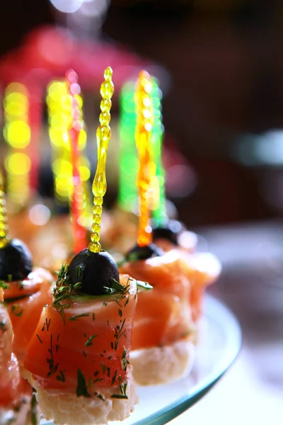 Canapés Peixe Vermelho Com Pão Azeitonas Serviços Restauração Para Eventos — Fotografia de Stock