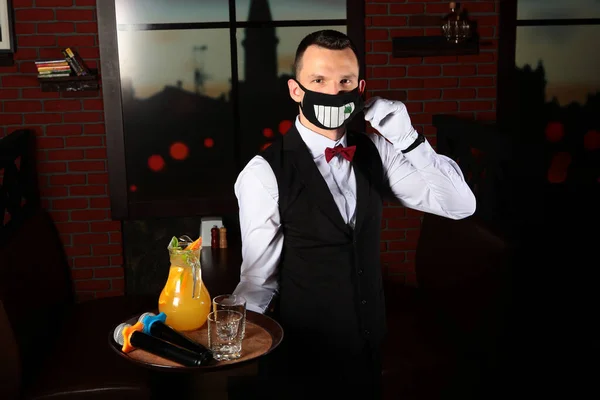 Camarero Quita Una Divertida Máscara Negra Animada Cara Karaoke Restaurante — Foto de Stock