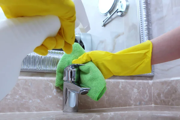 Servicio de limpieza en el hotel o en casa. Limpieza del grifo en el baño . — Foto de Stock