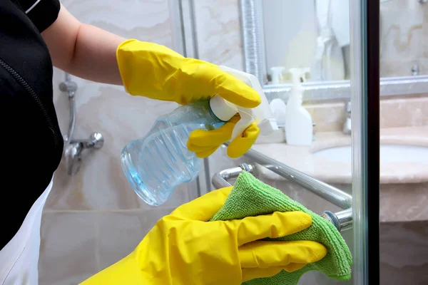 Primo piano delle mani in guanti di gomma che puliscono la maniglia della porta nel box doccia. Una foto irriconoscibile. Il concetto di pulizia e igiene . — Foto Stock