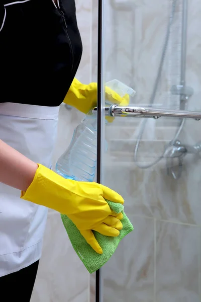 Servicio de limpieza en el baño. Una foto irreconocible. El concepto de limpieza e higiene . — Foto de Stock