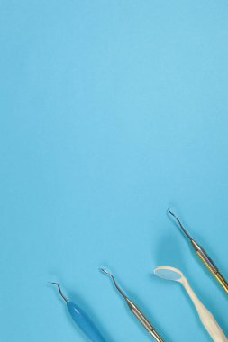 Mavi arkaplan üzerinde aralıktaki diş araçları.