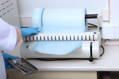 Sterilizasyon için el çantaları. Diş aletleri için özel ambalaj malzemeleri. Klinikte dezenfeksiyon ve sterilizasyon kavramı.