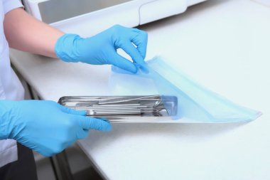 Diş aletlerinden oluşan bir paketin içinde. Tanımlanamayan fotoğraf. Sadece el..