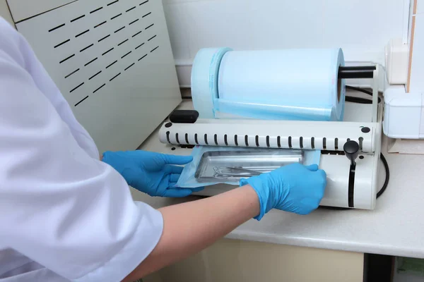 Пристрій для упаковки стоматологічних пристроїв для стерилізації. Нерозпізнане фото . — стокове фото
