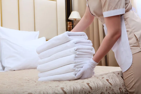 Pahalı Bir Otelde Beyaz Eldivenli Bir Hizmetçinin Ellerinin Yakın Çekimi — Stok fotoğraf