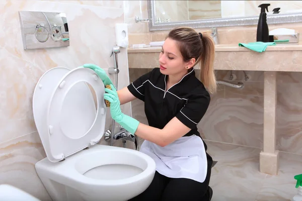 Girl Cleaning Service Uniform Cleans Toilet Bathroom Concept Cleanliness Hygiene — Stock Photo, Image