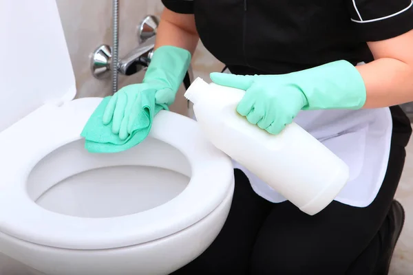 Una Ragazza Uniforme Servizio Pulizia Guanti Gomma Pulisce Toilette Bagno — Foto Stock
