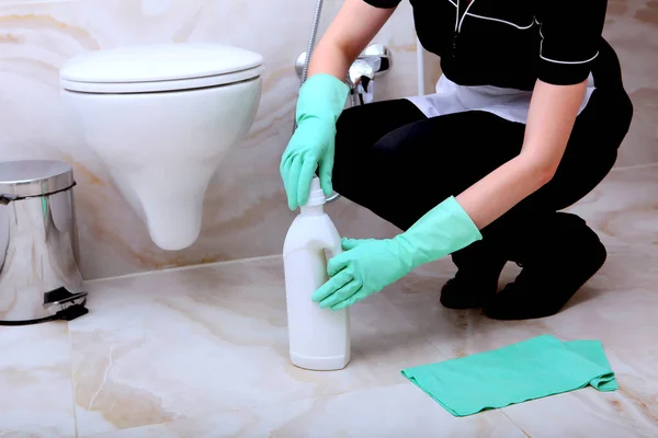 Mujer Abre Tapa Frasco Plástico Con Detergente Desinfectante Limpieza Baño — Foto de Stock