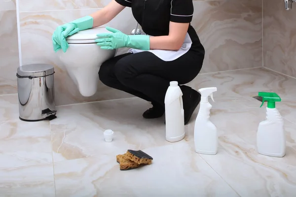 Una Donna Uniforme Lava Toilette Bagno Pulisco Bagno Una Foto — Foto Stock