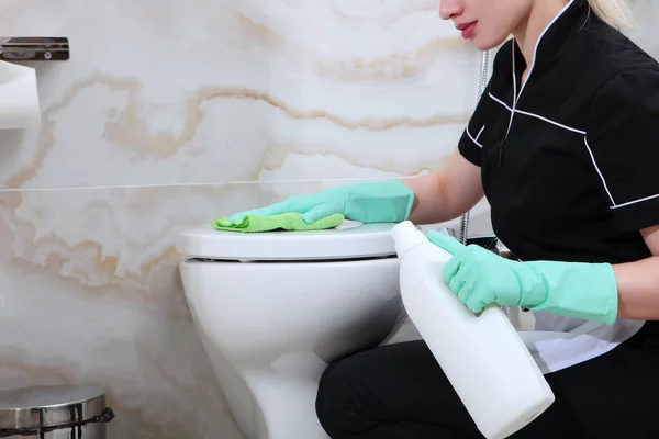 Young Woman Washes Toilet Marble Bathroom Unrecognizable Photo Cleaning Service — Stock Photo, Image