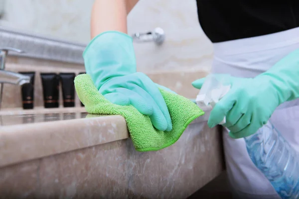 Kvinnors Händer Gröna Gummihandskar Rengör Kanten Marmor Bänkskivan Badrummet Ett — Stockfoto