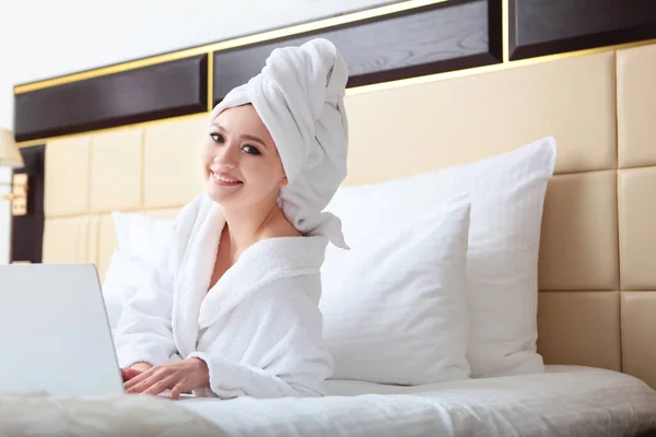 Een Jong Meisje Het Bed Een Badjas Een Handdoek Haar — Stockfoto