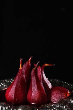 Kırmızı şarap ve tarçınlı armutlar ve gümüş kaplamalı karanfiller. Durgun yaşam kavramı.