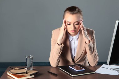 İş kadını elleriyle şakaklarını sıktı. İş yerinde baş ağrısı. Finansal kriz kavramı. Boşluğu kopyala.