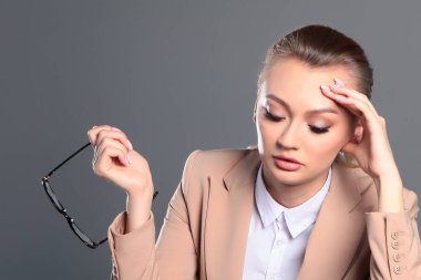 Baş ağrısı olan bir iş kadınının portresi. Mekanın kopyası. Ekonomik kriz kavramı. Boşluğun kopyası.