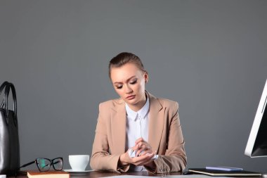 İş kadını masasında oturmuş, kağıt kırıntıları döküyor. Finansal kriz kavramı. Olumsuz duygu. Boşluğu kopyala.