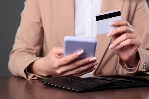 Женщина делает покупки онлайн. Неузнаваемое фото. Копия пространства
.