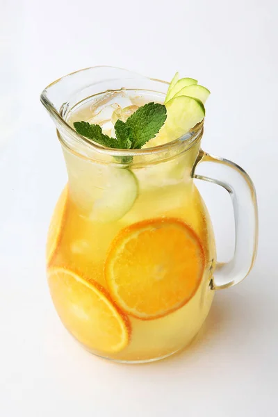 Limonada de laranjas e maçãs com hortelã em um jarro de vidro alto em um fundo branco. Vista superior . — Fotografia de Stock