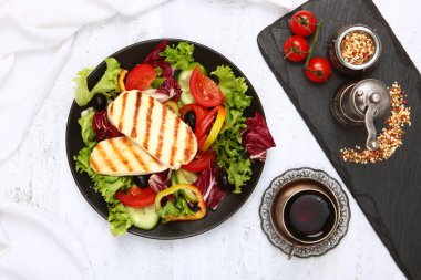 Sebzeli salata ve kızarmış peynir. Boşluğu kopyala. Üst görünüm.