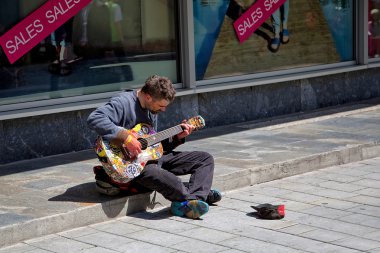 Müzisyen Bratislava sokaklarında 