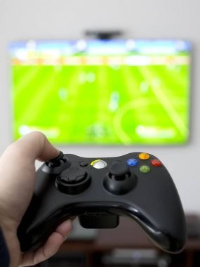 TV ve oyun pedi basarak el 