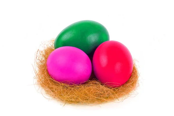 Yuvadaki Beyaz Arkaplanda Paskalya Yumurtaları — Stok fotoğraf