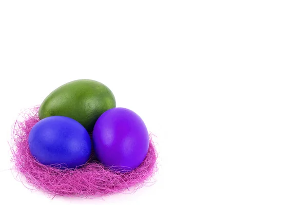 Yuvadaki Beyaz Arkaplanda Paskalya Yumurtaları — Stok fotoğraf