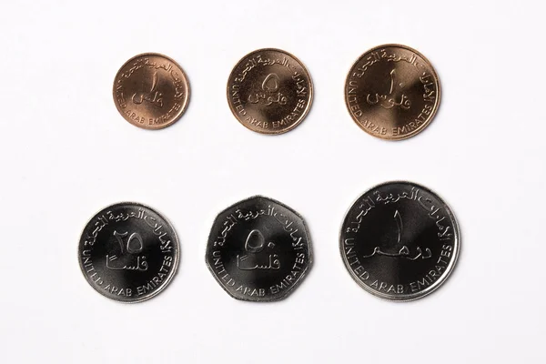 白い背景にアラブ首長国連邦からの硬貨 — ストック写真