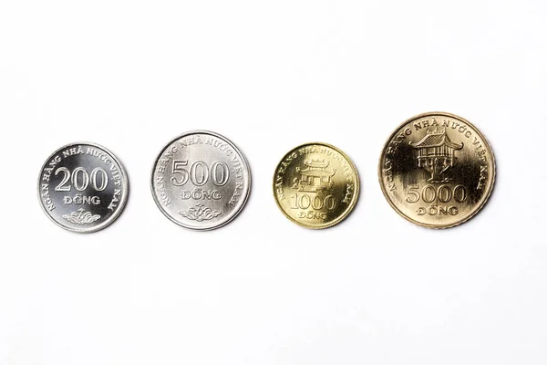 Moedas Vietnamitas Sobre Fundo Branco — Fotografia de Stock