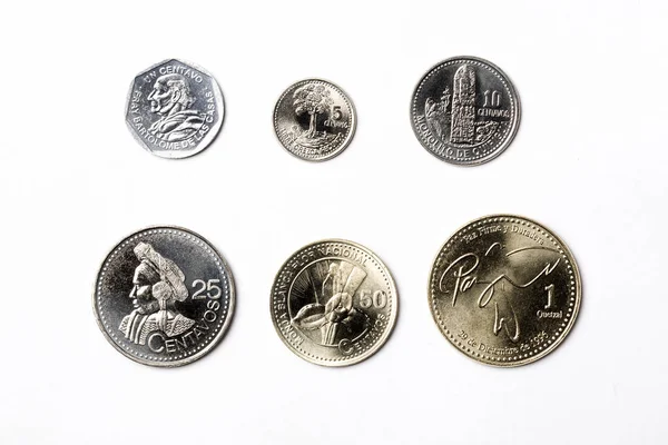 Monedas Guatemaltecas Sobre Fondo Blanco —  Fotos de Stock