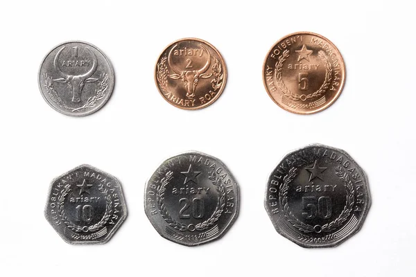 白い背景にマダガスカルからコイン — ストック写真