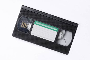 Beyaz bir arka plan üzerinde VHS video kaset 
