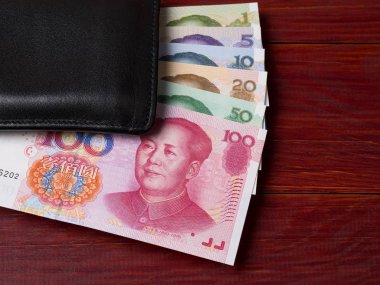 M-cüzdanda bulunan siyah Çin yuan 