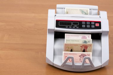 Eski Endonezya parası bir sayım makinesinde