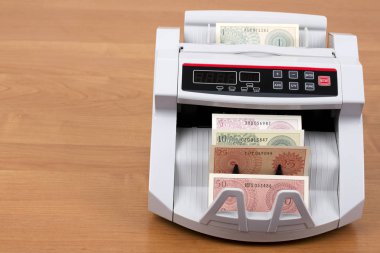 Eski Endonezya parası bir sayım makinesinde
