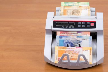  Güney Afrika parası bir sayım makinesinde