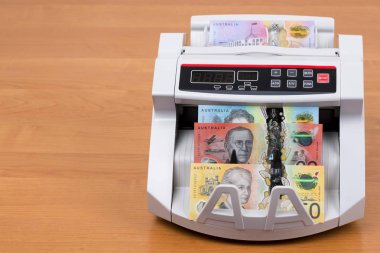  Avustralya parası bir sayma makinesinde