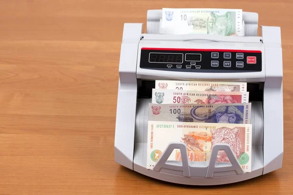 Eski Güney Afrika parası. Sayım makinesinde Rand.