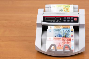 Fransız Pasifik Bölgeleri 'nin parası - Sayma makinesinde frank