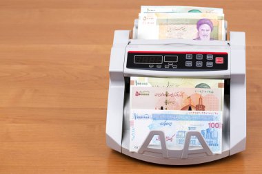 İran parası - Sayım makinesinde Rial