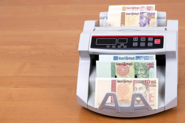  Portekiz Escudosu bir sayım makinesinde