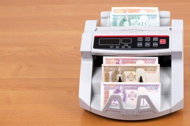 Yaşlı Moğol Tugrik sayım makinesinde