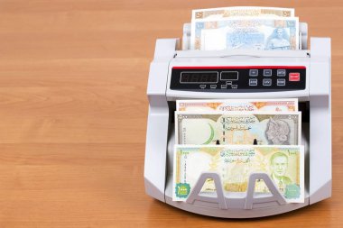 Yaşlı Suriye sterlini sayım makinesinde
